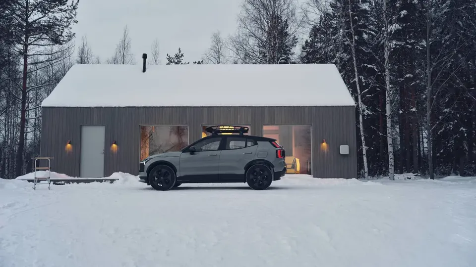 Elettronauti - Volvo EX30 Cross Country P5 Long Range - Bronze - Esterno - Vista anteriore a tre quarti