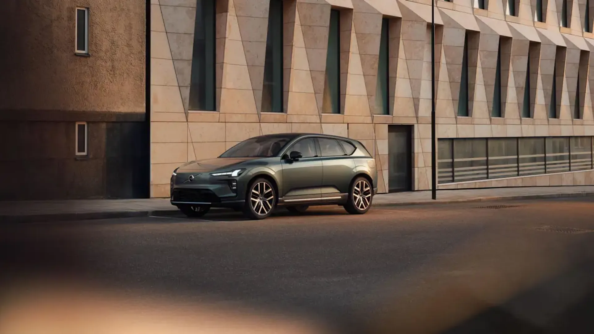 Elettronauti - Volvo EX60 P12 AWD - Argento - Esterno - Vista anteriore a tre quarti