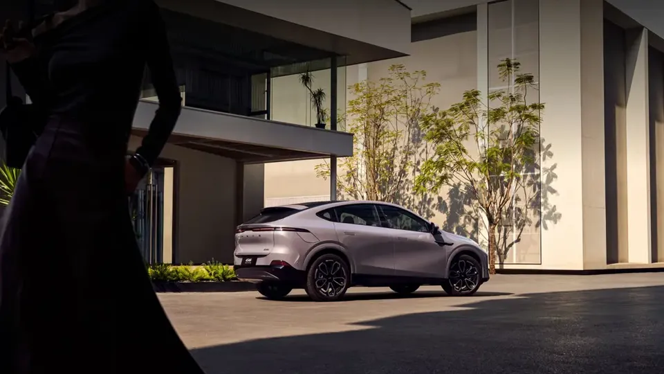 Elettronauti - XPENG G6 AWD Performance - Grigio - Esterno - Vista anteriore a tre quarti