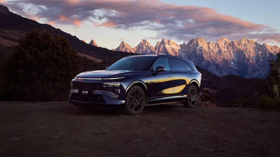 Elettronauti - XPENG G9 AWD Performance - Dark Green - Esterno - Vista anteriore a tre quarti