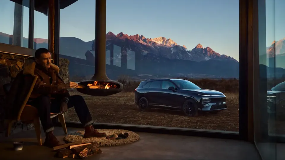 Elettronauti - XPENG G9 AWD Performance - Dark Green - Esterno - Vista anteriore a tre quarti