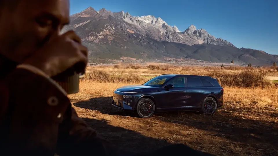 Elettronauti - XPENG G9 AWD Performance - Grigio - Esterno - Vista anteriore a tre quarti