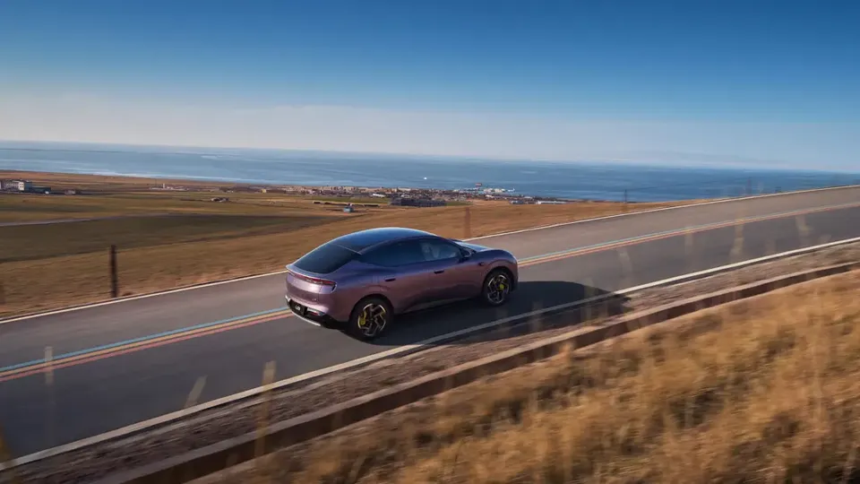 Elettronauti - XPENG L03 71.2 kWh AWD Performance - Blu - Esterno - Vista anteriore a tre quarti