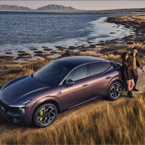 Elettronauti - XPENG L03 71.2 kWh AWD Performance - Lavender - Esterno - Vista anteriore a tre quarti