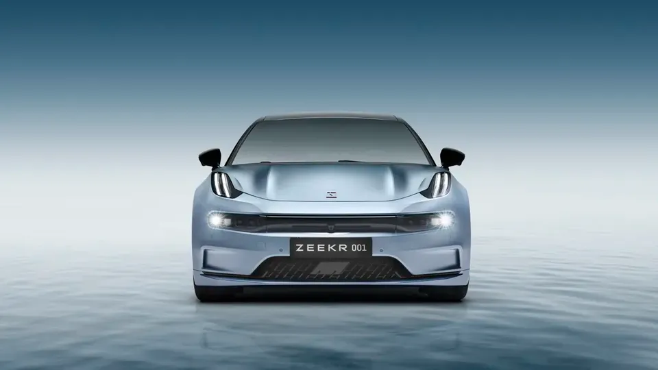 Elettronauti - Zeekr 001 Long Range RWD - Grigio - Esterno - Vista anteriore a tre quarti