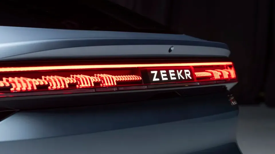 Elettronauti - Zeekr 001 Long Range RWD - Grigio - Esterno - Vista posteriore