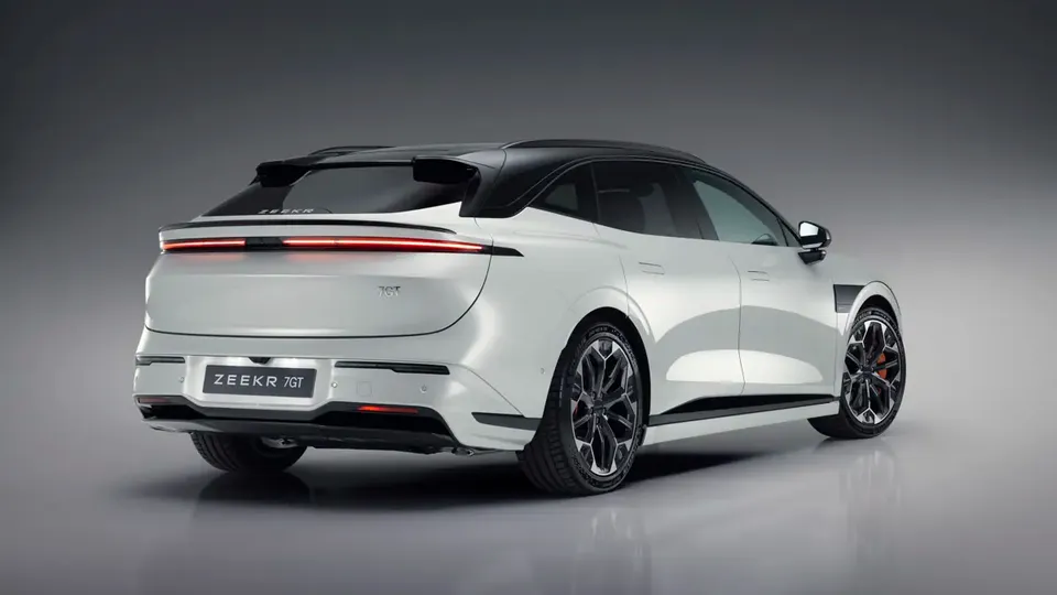 Elettronauti - Zeekr 7GT Core RWD - Grigio - Esterno - Vista anteriore a tre quarti